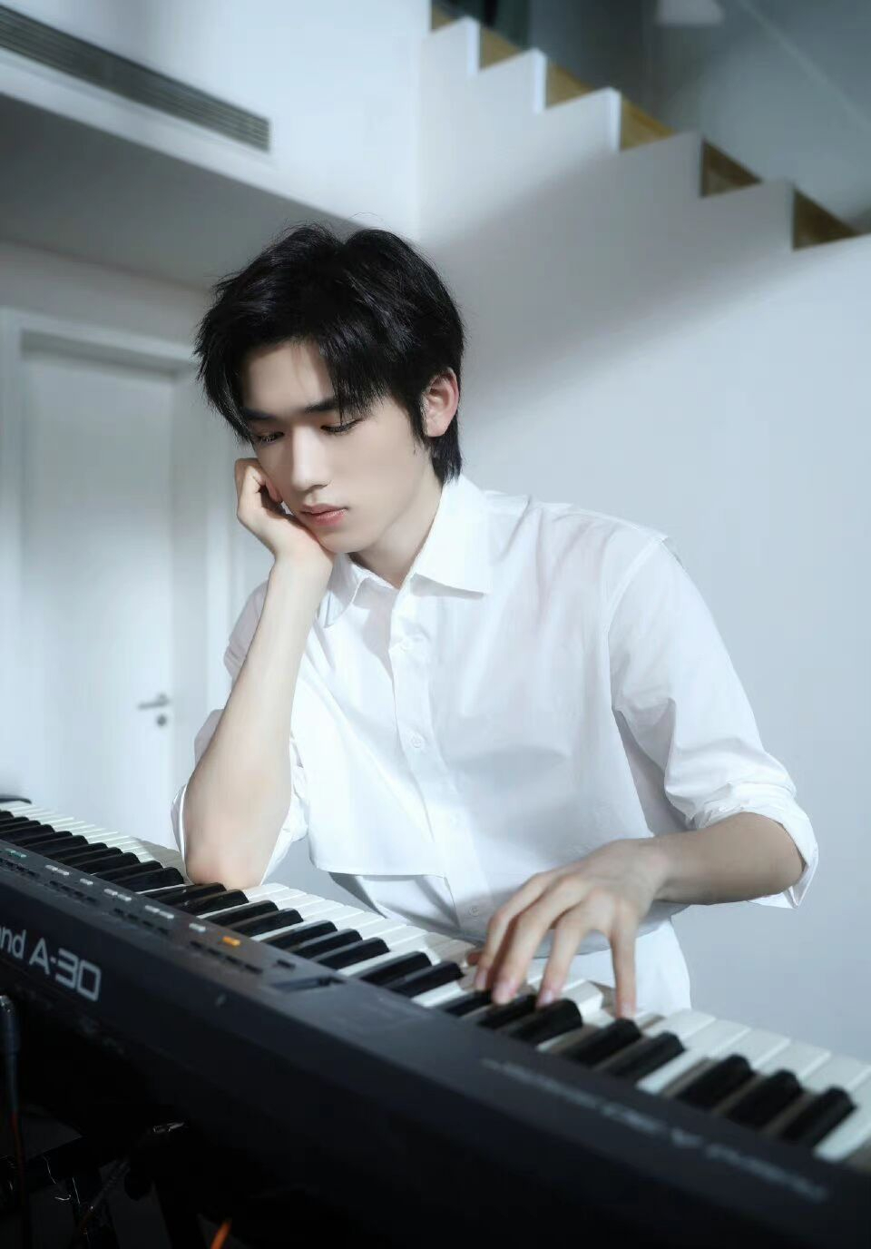 第一点,宋亚轩在穿白衬衫的时候,没有选择中规中矩的把所有的扣子都扣