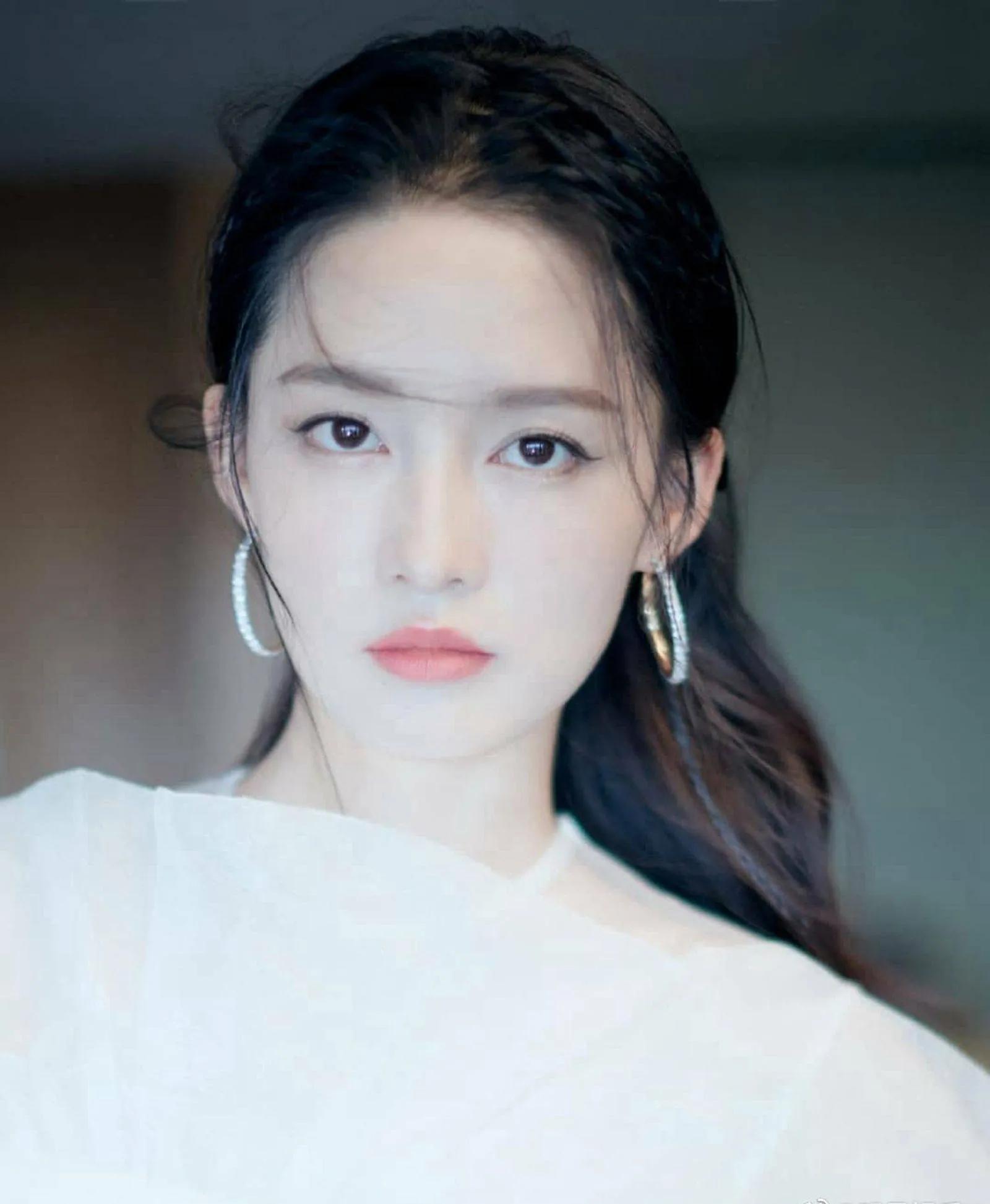 李沁白纱裙优雅恬静