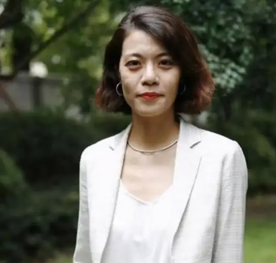 高校老师穿正装上课，举止宛如中世纪贵族公子，网友：太儒雅了