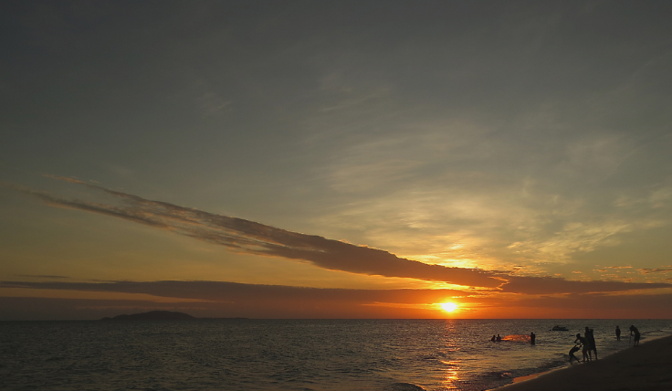 海边的夕阳，一片橙红橙红的