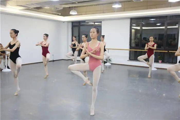 艺考现场帅哥美女如云，到底是故意炒作？还是加分需要？