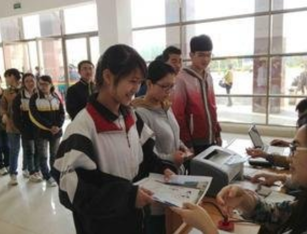 高中生370分，该参加高考还是走单招？过来人分析利弊幸亏选对了