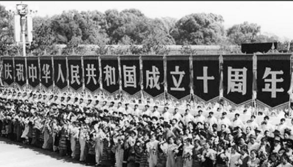 1959年人民大会堂举办国宴，50位电工藏在天花板中，解决安全隐患