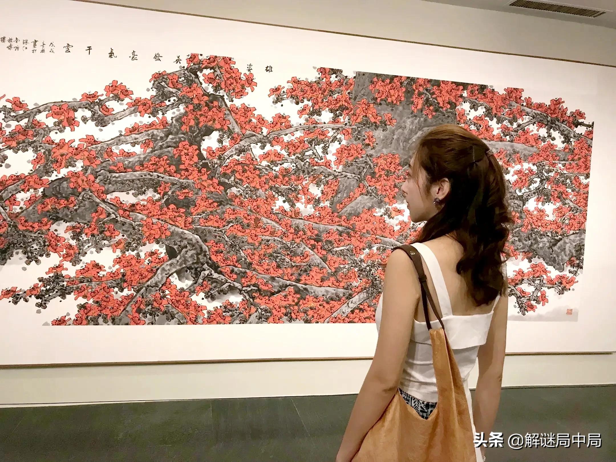 贵州女主持人晒出画展照片，白色裙装和画成对比，太知性和惊艳了