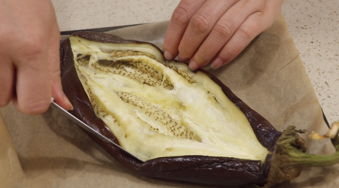 冬天里茄子还能这样吃，往里面打入一个鸡蛋，真香！别不懂吃