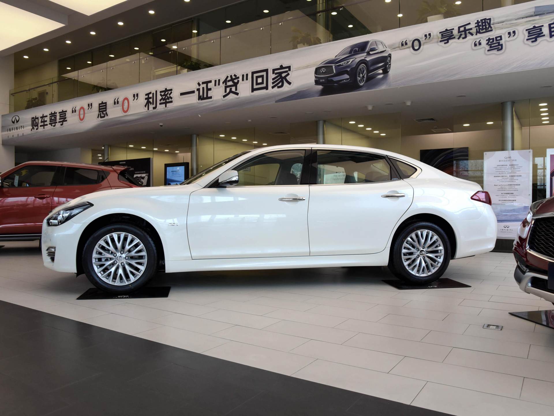 用奔驰发动机，比奔驰E级便宜，日系进口豪华车，实拍英菲尼迪Q70