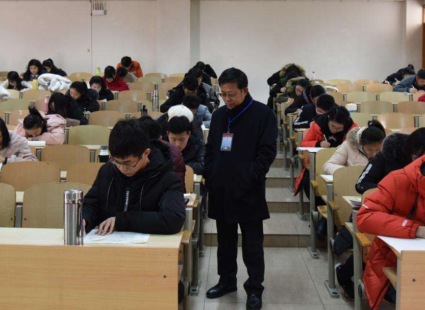 南京某高校女生，穿丝袜短裙考试引热议，学生表态：21世纪了