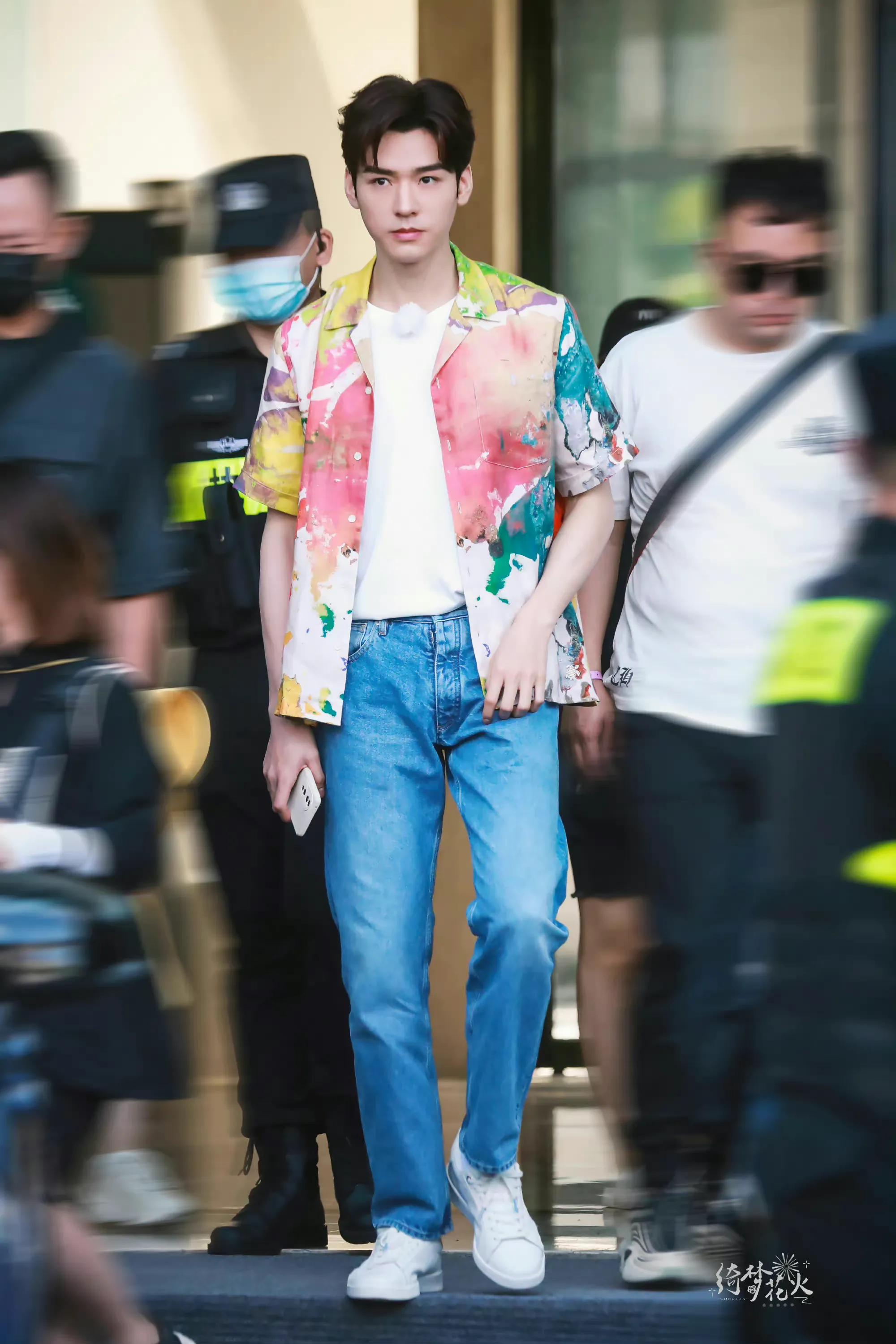 综艺《极限挑战》横店路透中帅气的龚俊