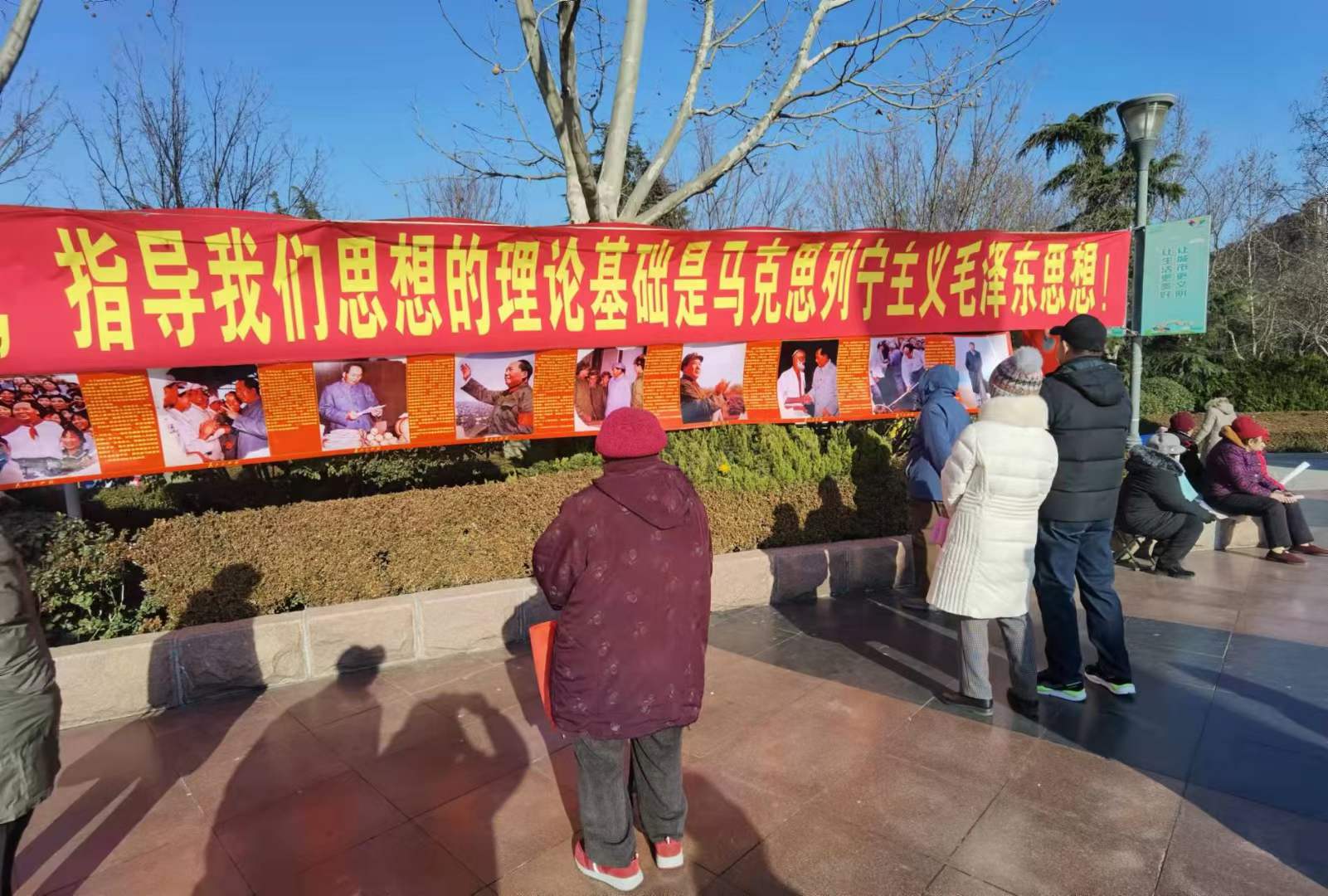 陶俊峰在济南英雄山下拍的纪念毛泽东诞辰128周年活动“纪实片”