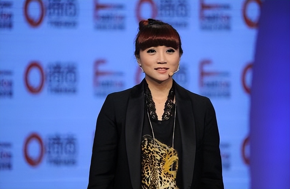 著名歌手朱桦:曾婉拒费翔的追求,照顾患病母亲,如今仍旧单身