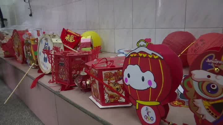 今天我市各中小学开学报到 学生们的寒假作业“不一般”