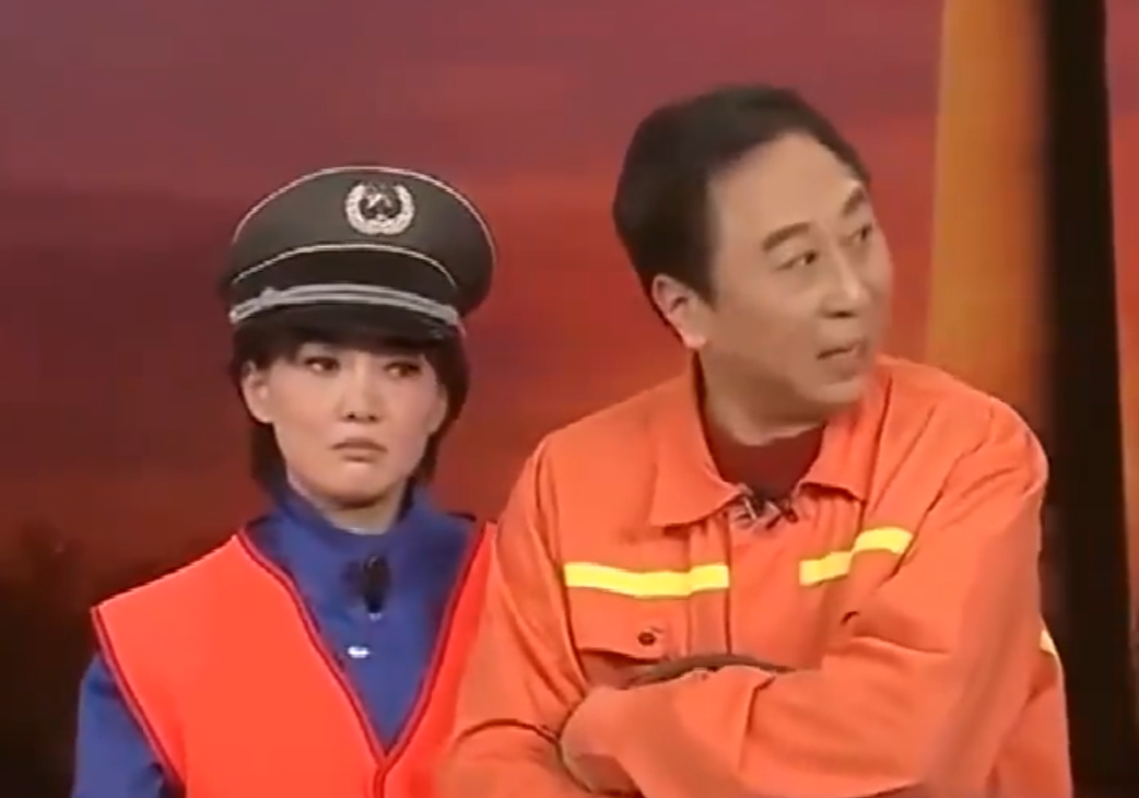 冯巩与闫学晶演夫妻，眼袋松弛脸上色斑太抢镜，车子被剐蹭倒贴钱