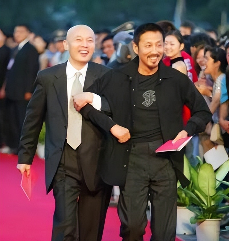 演艺圈5对“莫逆之交”，互当“损友”19年，拍结婚照也带在身边