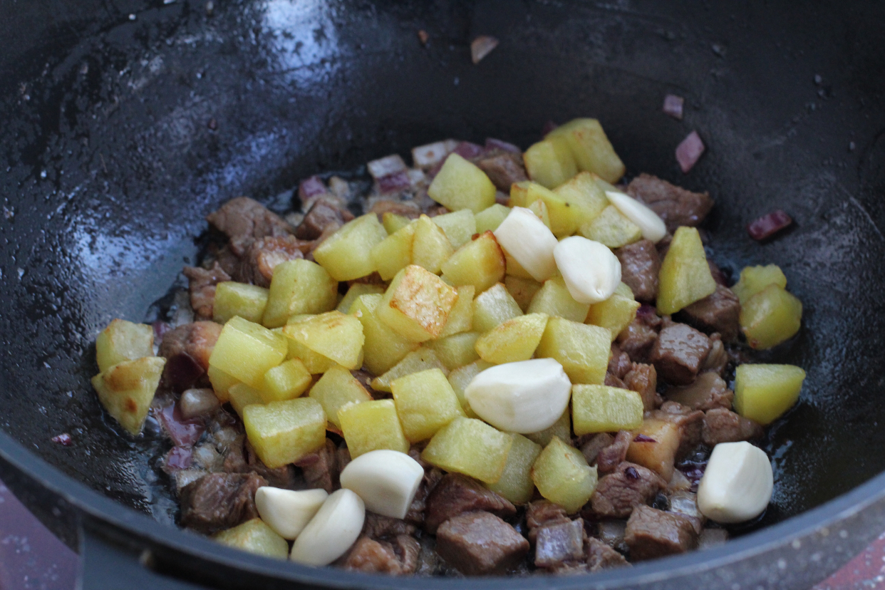 牛肉炒什么菜好吃（分享牛肉和土豆的绝佳搭档）