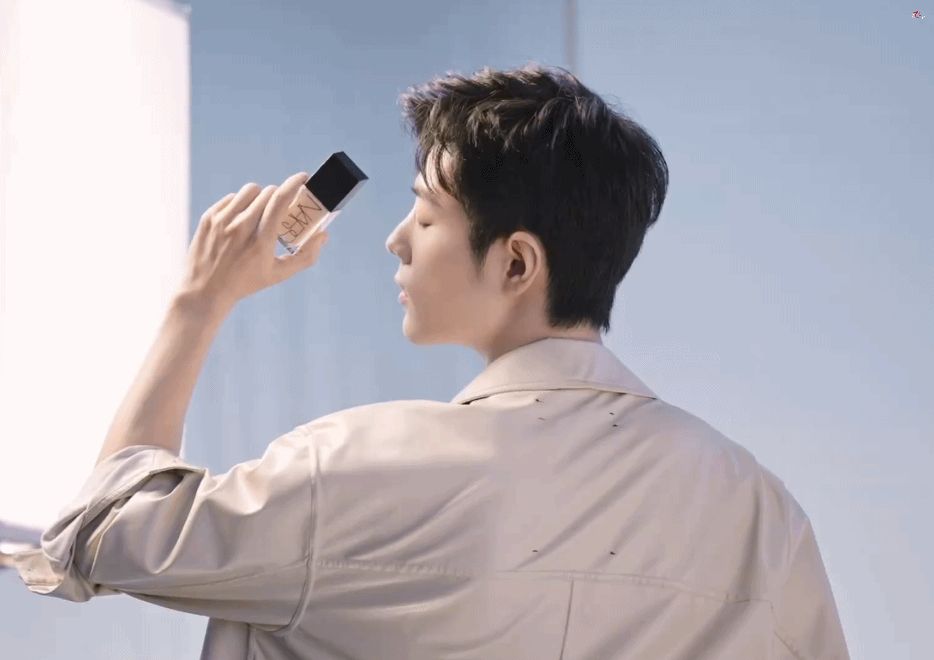 肖战他可真帅啊,帅到没边呀,这身材比例可太完美了