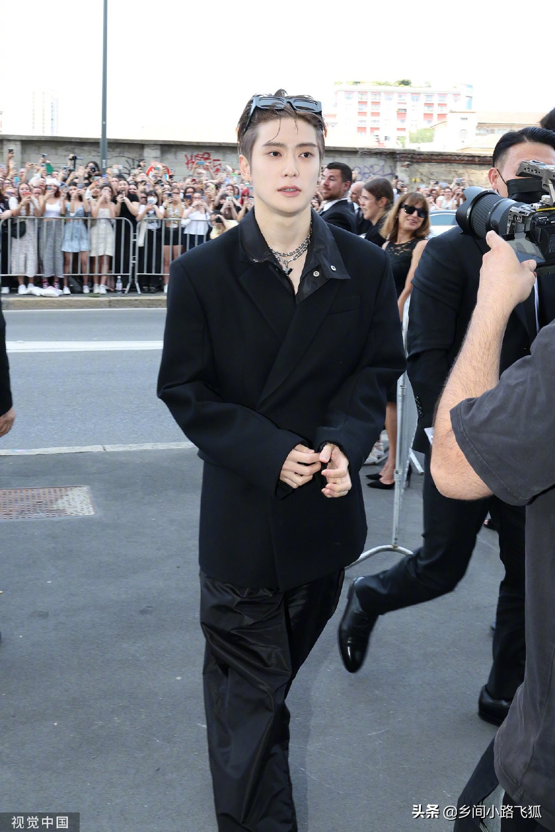 韩国演员宋江、郑在玹亮相米兰看秀，同框亦是梦幻联动