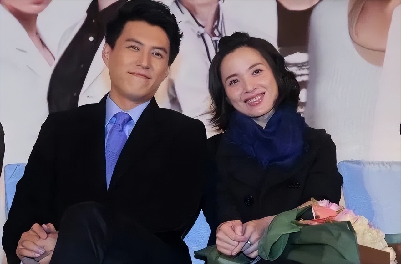 靳東老婆太低調了！和老公在一起打扮樸素簡單，氣質卻依舊高級