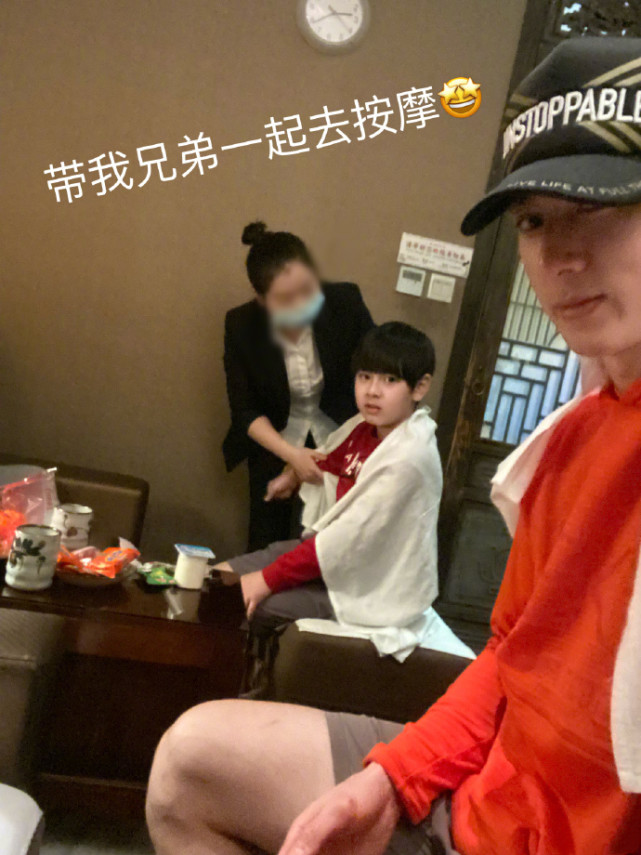 吴尊携老婆儿女出游，网友希望他内外兼修别塌房，获本尊暖心回复