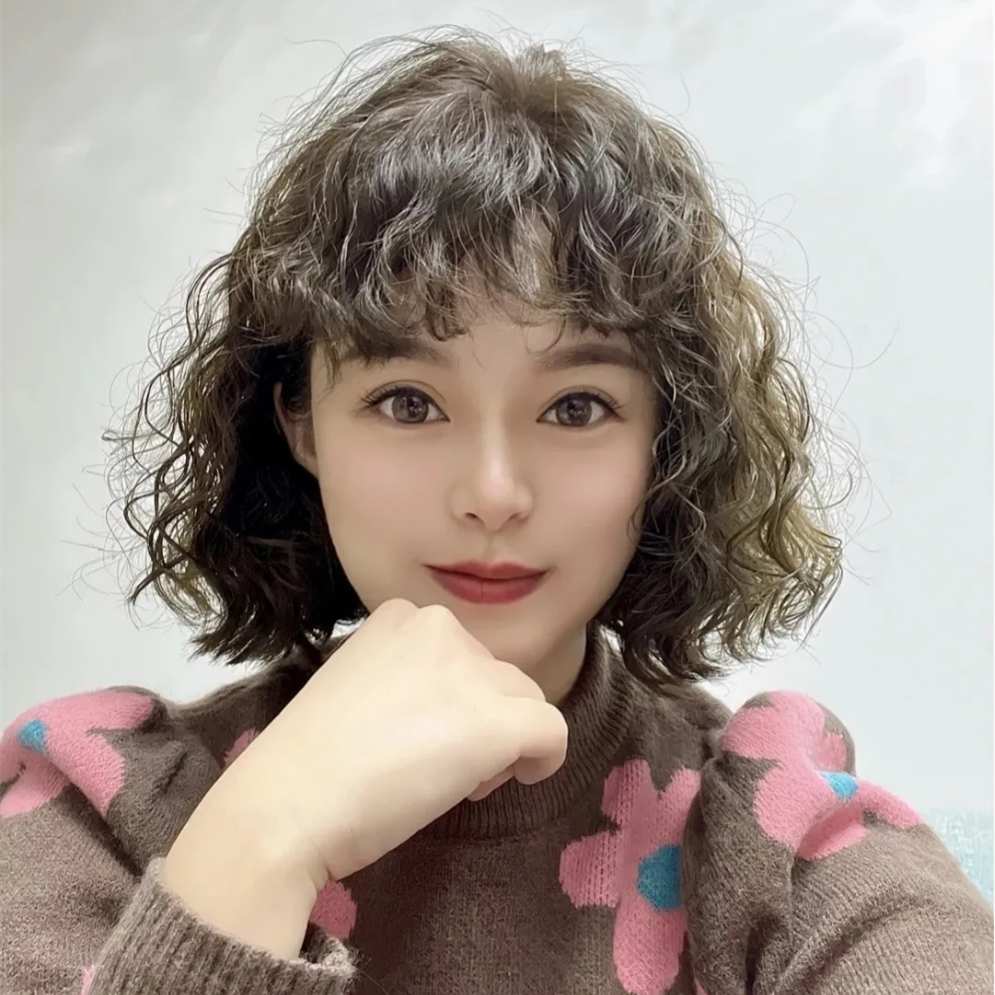 全头烫就是从发根烫到发根的卷发,尽管这是一种经典的老款发型,但融合