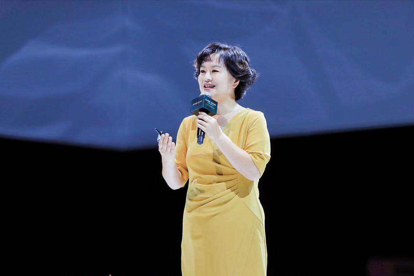 鞠萍:18岁进入央视,25岁嫁给软饭男,带着儿子改嫁二婚收获真爱