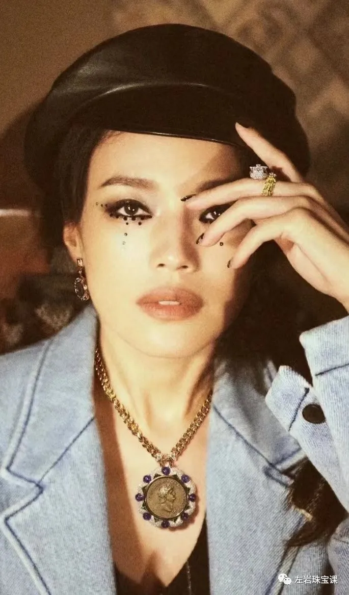 左岩珠宝课：明星们都在佩戴的出圈爆品，古币简直太时髦了