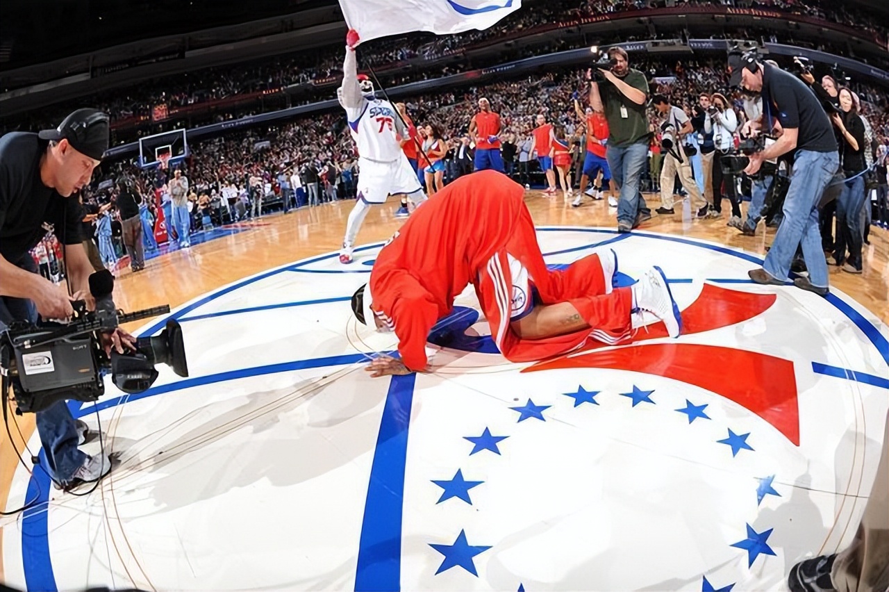 nba有哪些感人时刻(盘点NBA十大感人瞬间，科比麦迪惺惺相惜，艾弗森跪地亲吻地板)