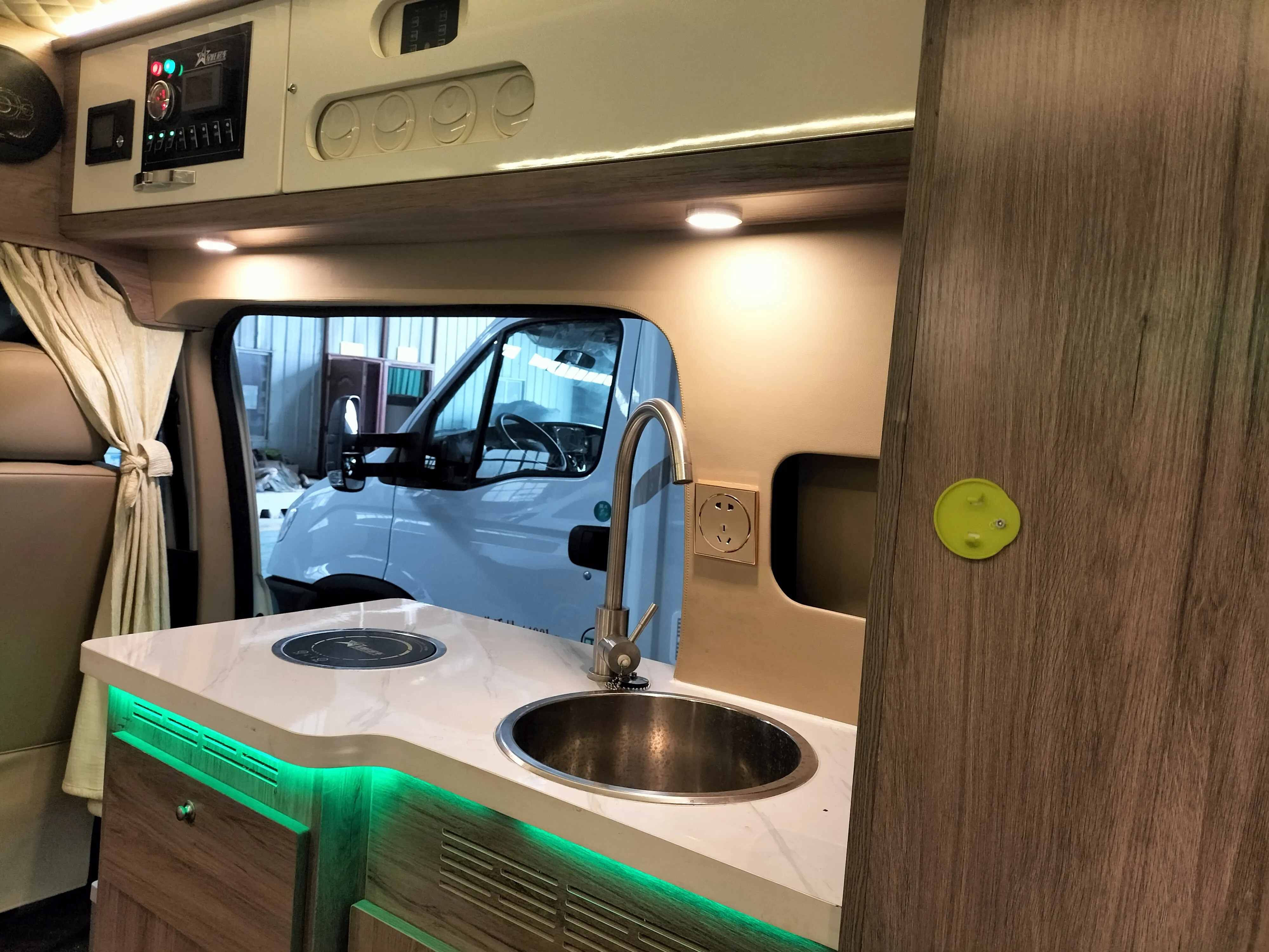 福特原厂2021v348房车b型价格(福特房车小巧玲珑可家用可商务)