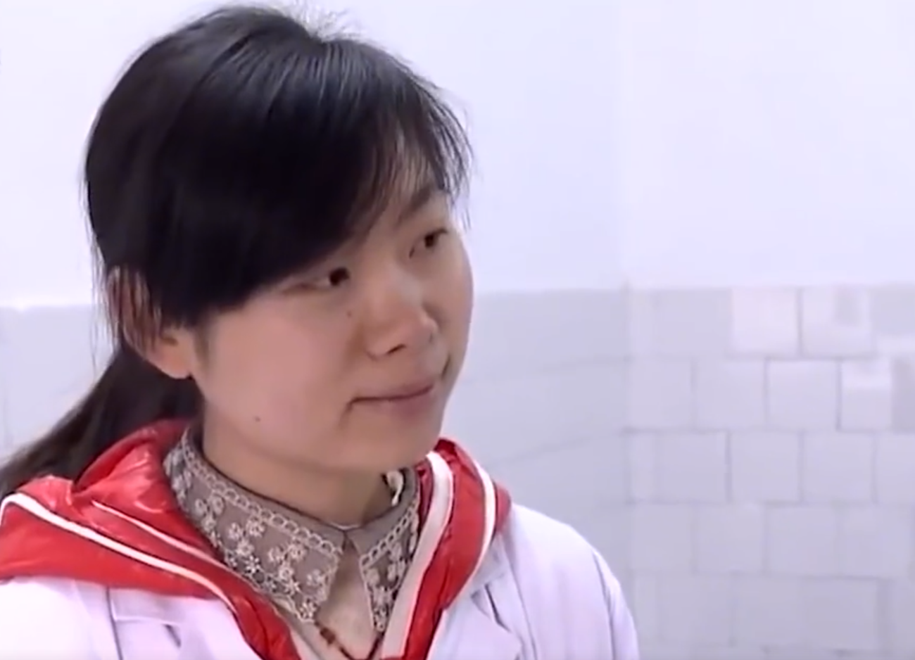 女大学生失恋后流落街头，和拾荒男人产下女婴，母亲泣不成声