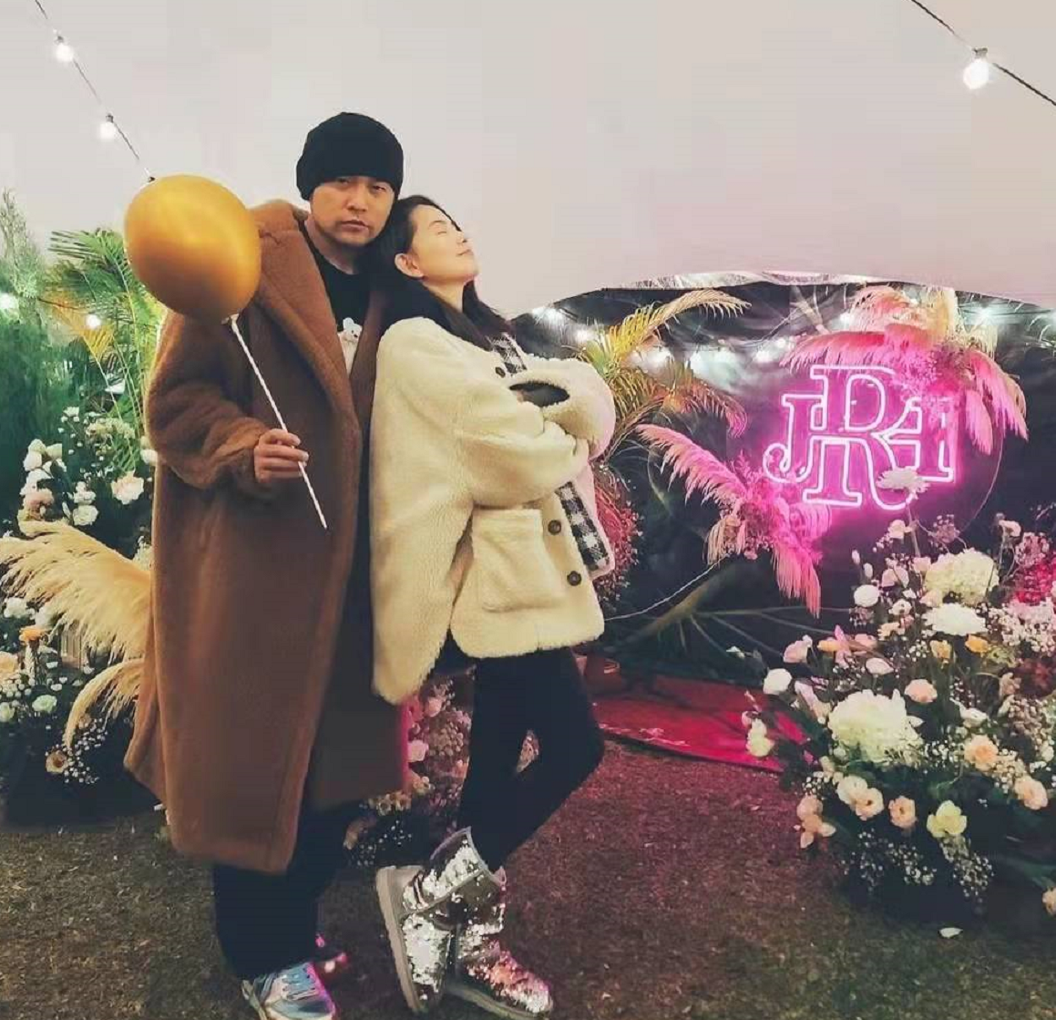 周杰伦官宣三胎，网友调侃生的孩子比发的歌都多，催促其快出专辑