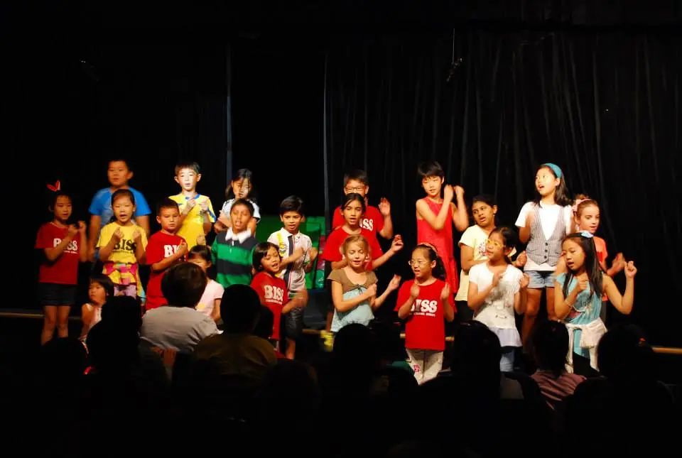 北京传媒大学学费多少（北京三环边老牌国际学校沉寂5年）