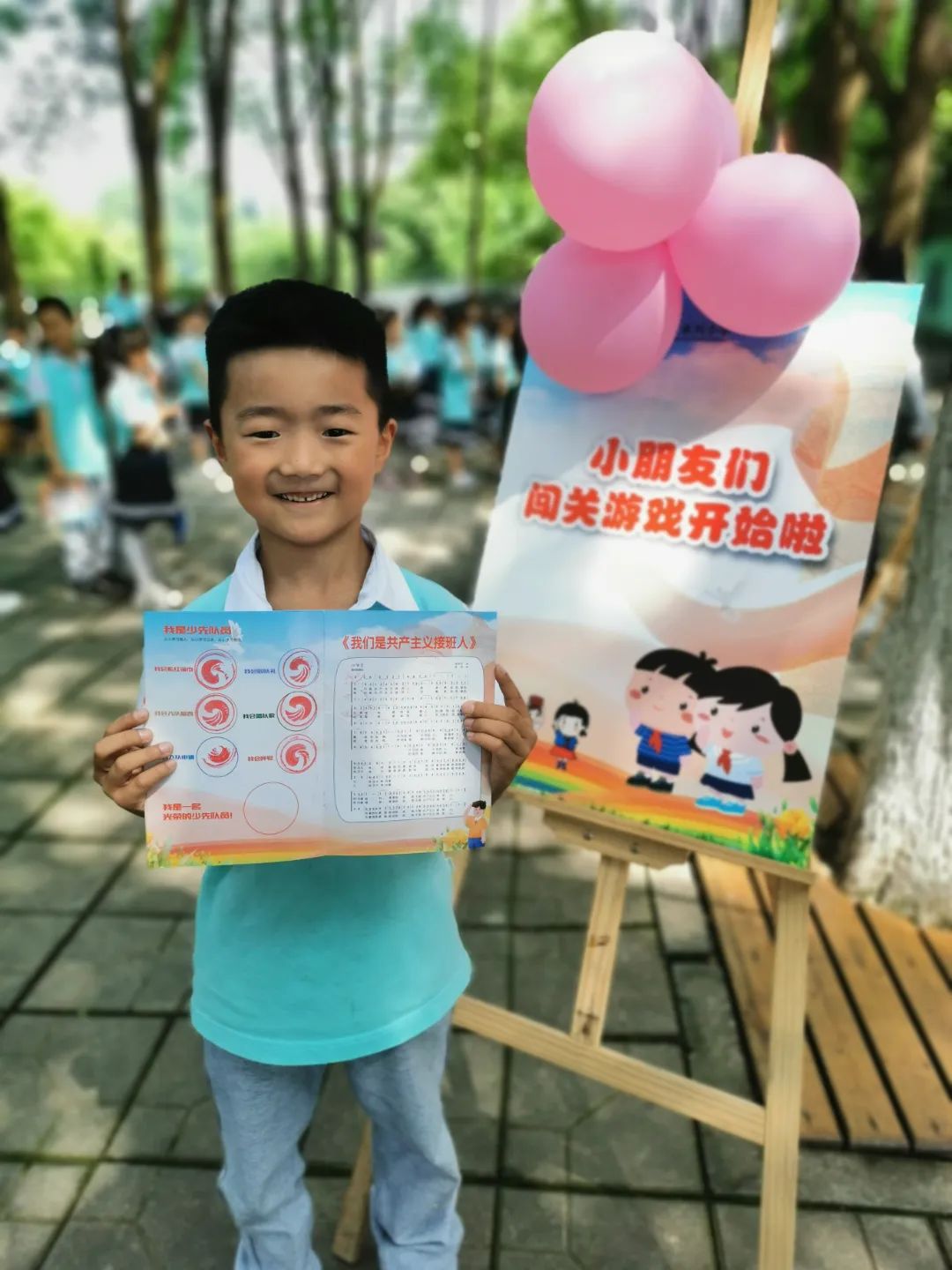 四川天府新区永兴小学一年级的孩子们在香樟林开展入队闯关活动