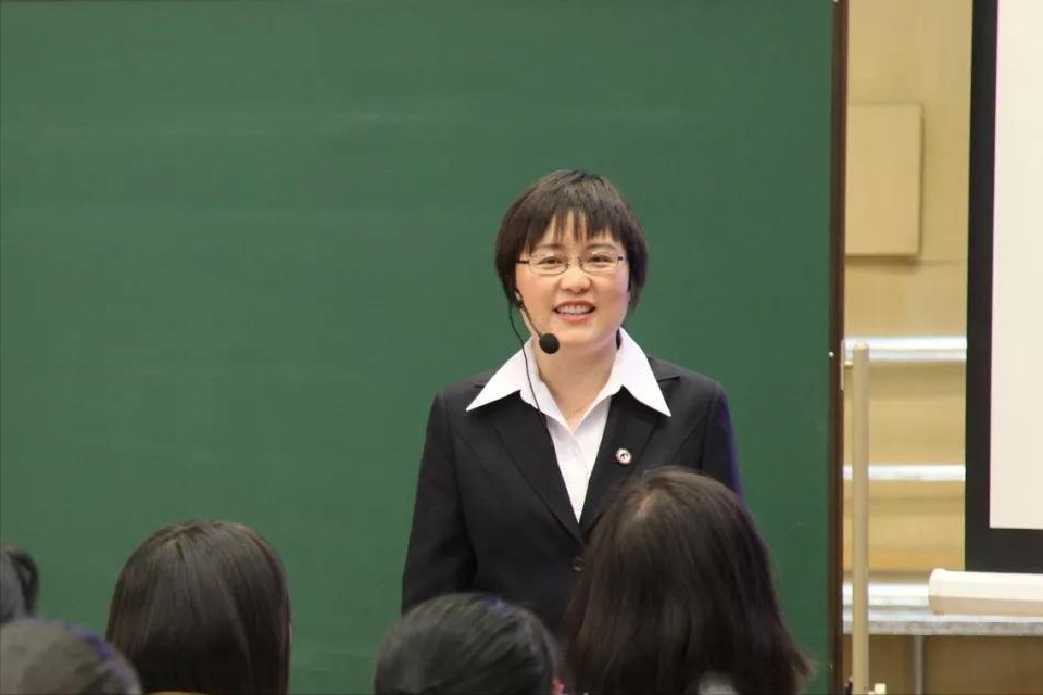 教师岗就业要求“升级”，有2类老师将被踢出学校，家长更安心了