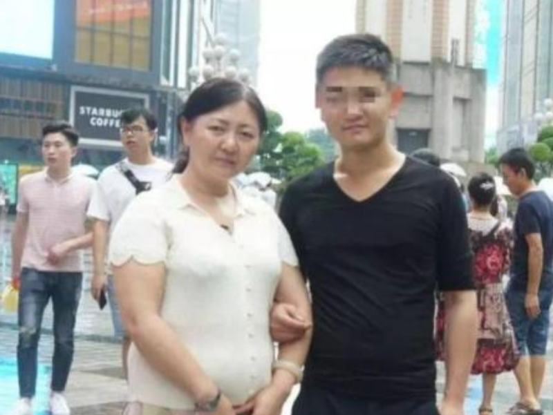 1992年保姆偷走雇主儿子，养了26年后想归还，亲母怒怼：甩包袱