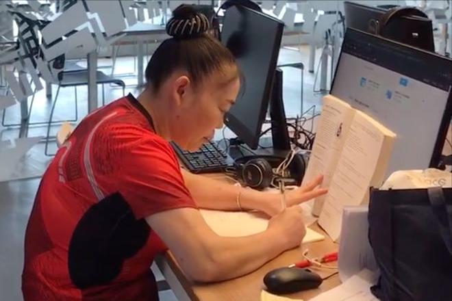 东莞55岁保洁阿姨自学英语9年(东莞55岁清洁阿姨自学英语9年)