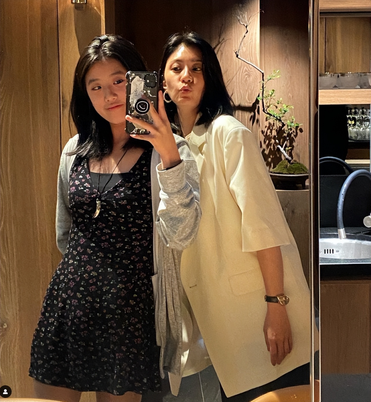 贾静雯晒与大女儿合照，16岁梧桐妹长成美少女，母女同框似姐妹花