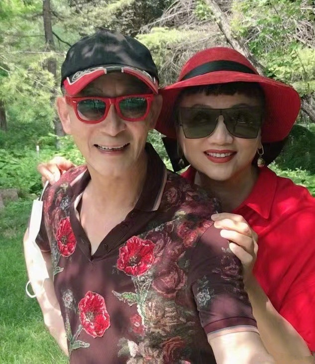 六小龄童跟老婆像父女，于虹穿红色上衣晒照片，年轻的不像同龄人