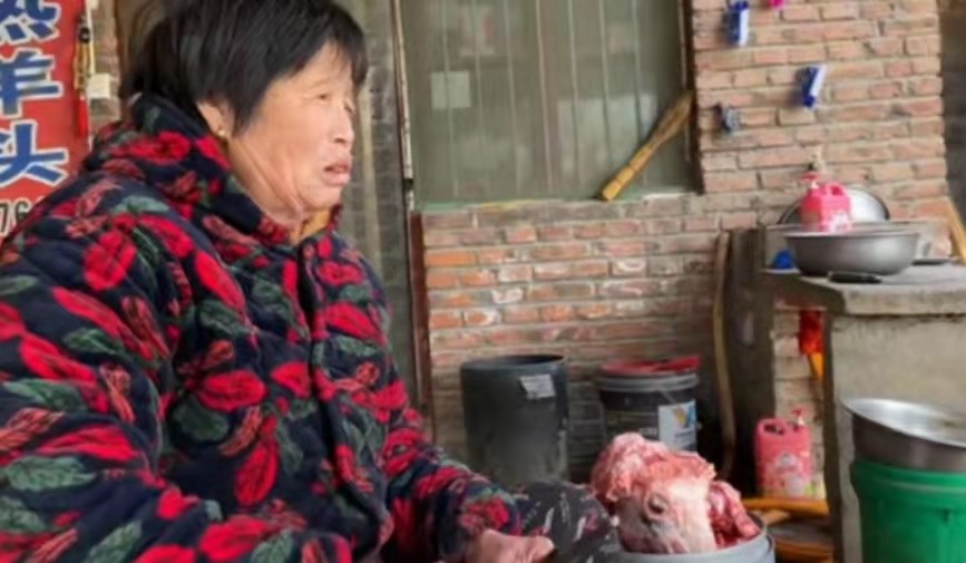 徐州大哥在家卖羊头40年，38元一斤不预定吃不到，每天限量销售