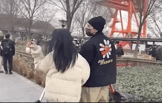 王大陆携女友和吴尊刘畊宏聚餐，蔡卓宜怀抱小泡芙融入对方朋友圈