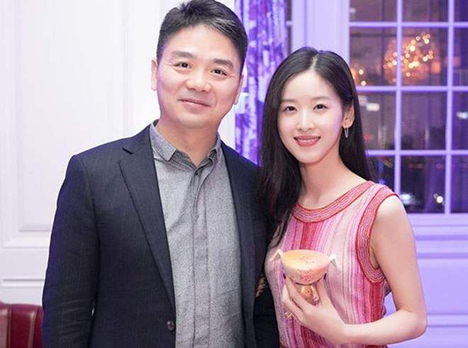 刘强东的成功离不开两个人,一个是他的校花媳妇奶茶妹妹章泽天;还有一