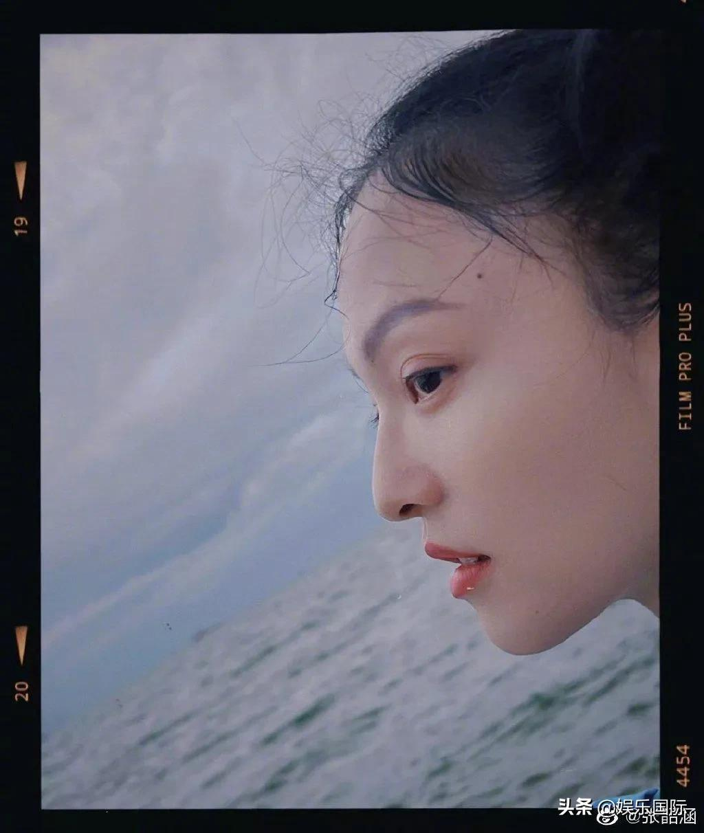 张韶涵扎双丸子头海边度假 笑容灿烂似少女