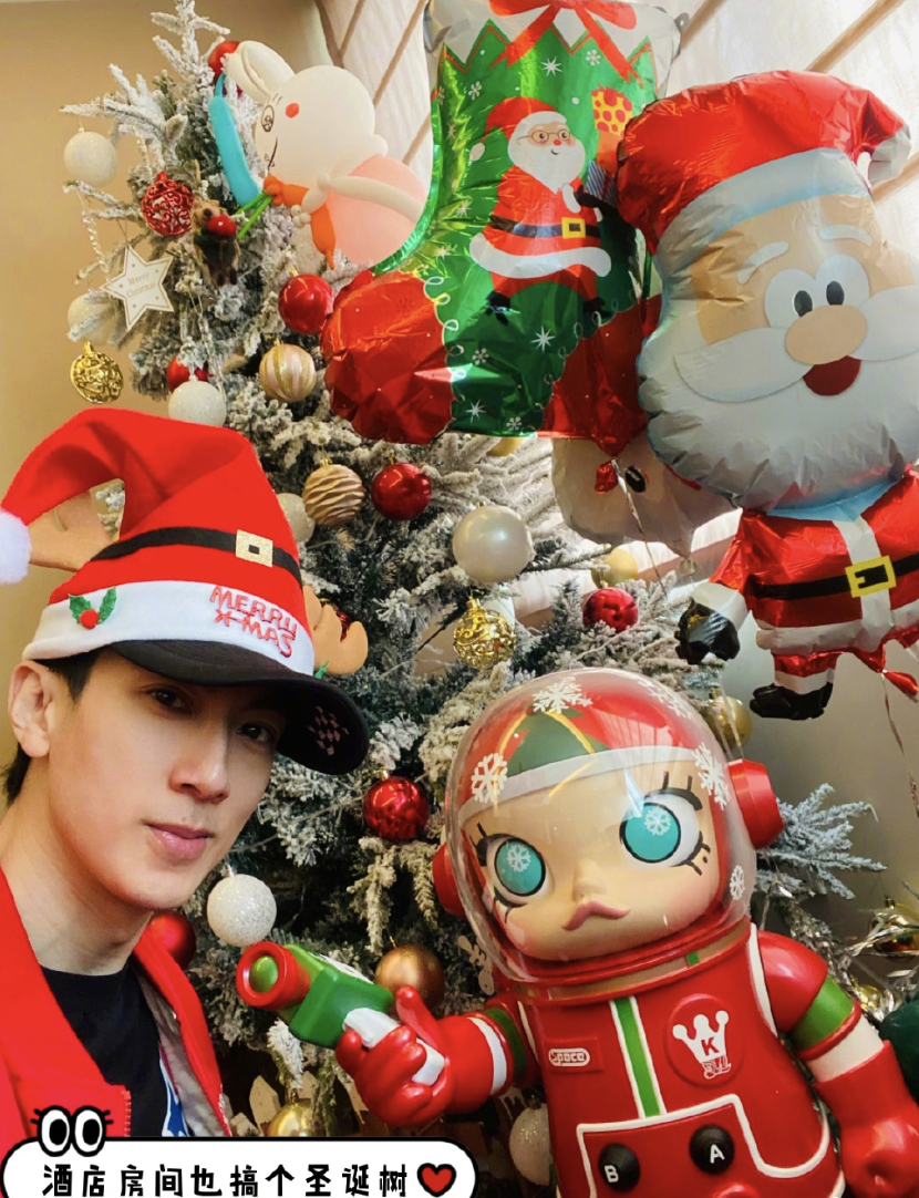 吴尊圣诞节打卡迪士尼，和妻子浪漫亲吻，NeiNei身高快赶上妈妈