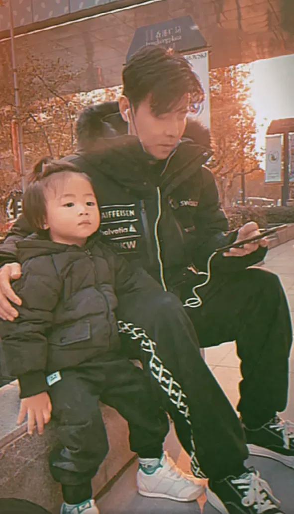 蔡少芬带三娃出行好操心，2岁儿子坐婴儿车超酷，俩女儿乖巧懂事