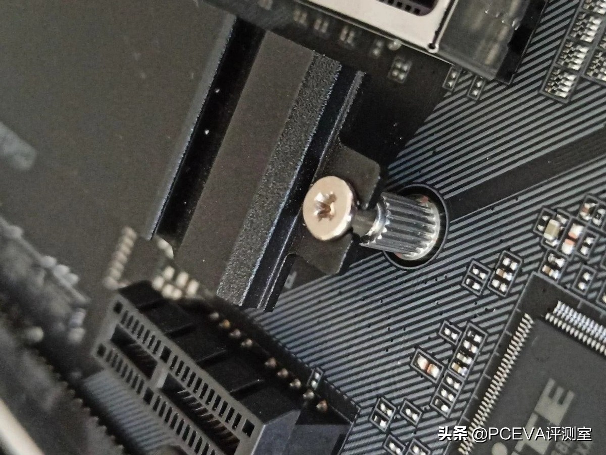 彻底告别螺丝：微星下代锐龙主板设计实现M.2 SSD全程免工具拆装