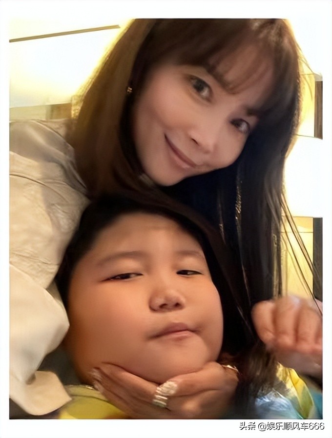 《便利餐厅》单亲妈妈独自抚养自闭症儿子 15岁儿子身高超170cm