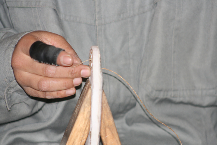 母亲便用"锥子"把它们结合在一起,用棉线缝合,此时纳过的鞋帮和鞋底很