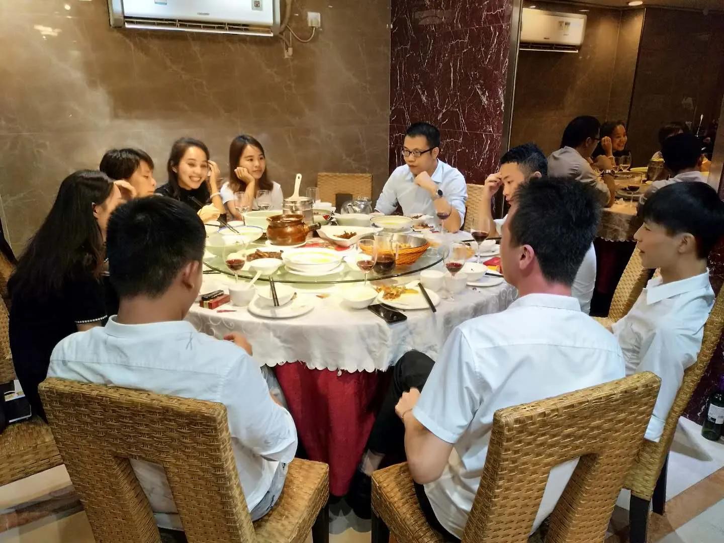 發(fā)工資同事要你請客，低情商的只會“哭窮”，教你高情商這樣做