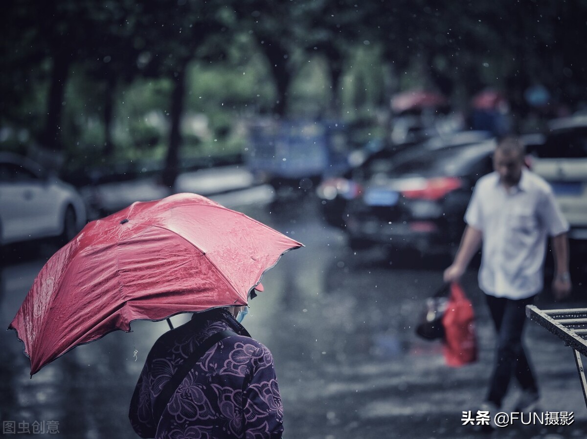 學這6個技巧，下雨天也能拍出具有故事感的攝影大片，含拍攝參數