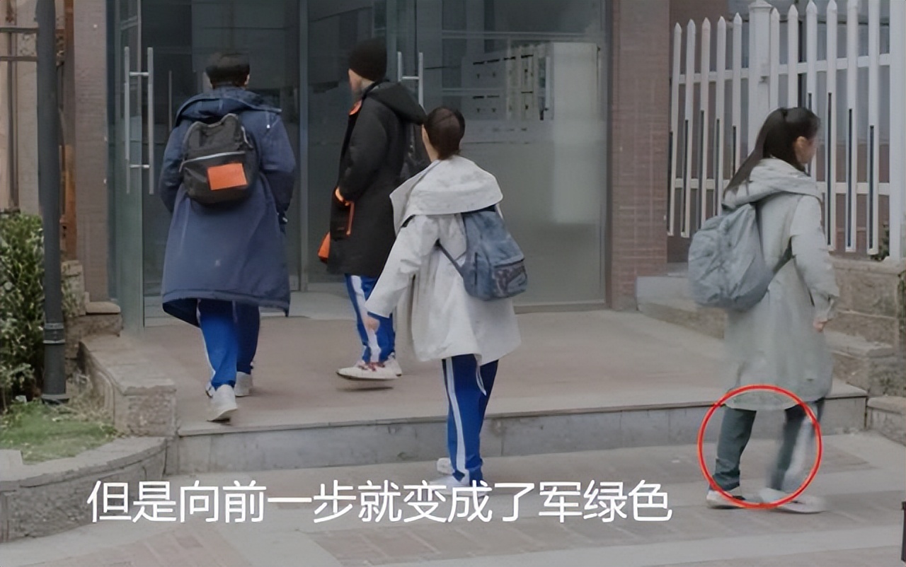 从心所欲的影视穿帮，球鞋露脸，枪抢C位，更过分就是包包