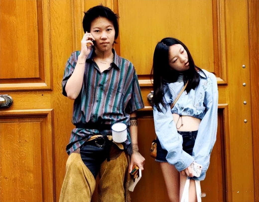 王菲大女儿近照曝光，25岁窦靖童晒怼脸自拍，造型随性超接地气