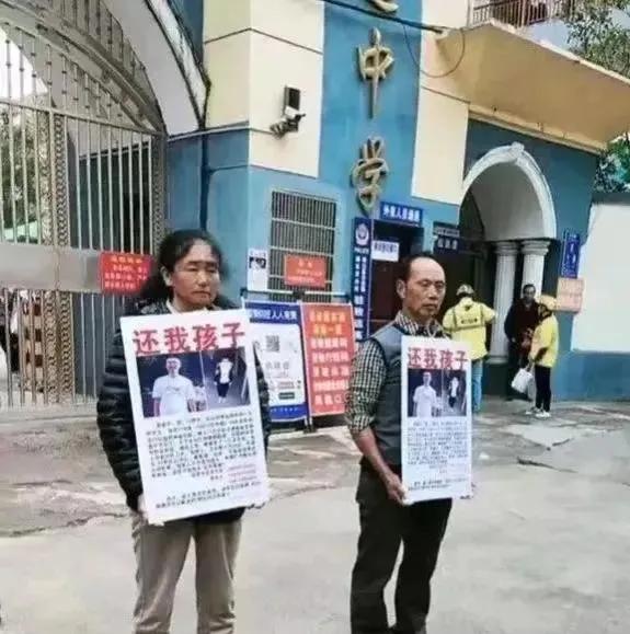 胡鑫宇缢吊发现地位于就读学校附近，这么近为什么当时搜查没有发现